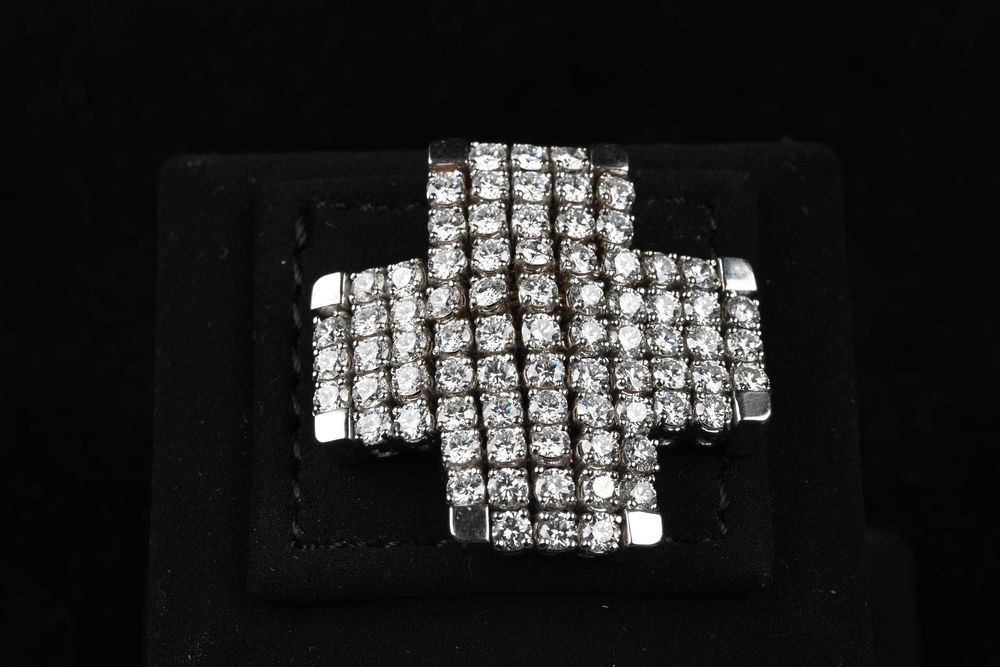 Кръст Бяло Злато 750 (18к) 77 брилянта, общо 5.4 карата