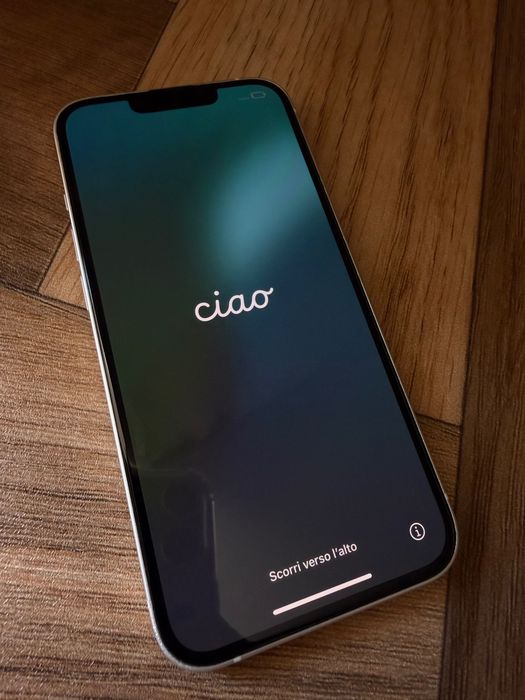 iPhone 13, использовала девушка, без царапин