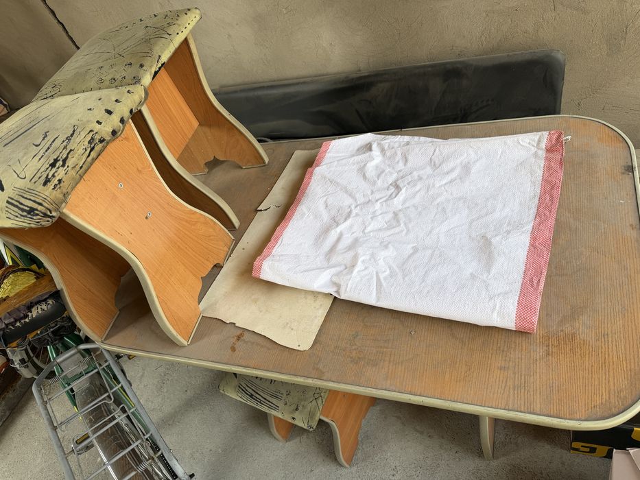 Продам стол и 4 табуретки