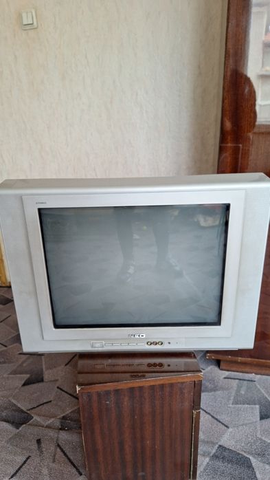 Продавам два телевизора работещи