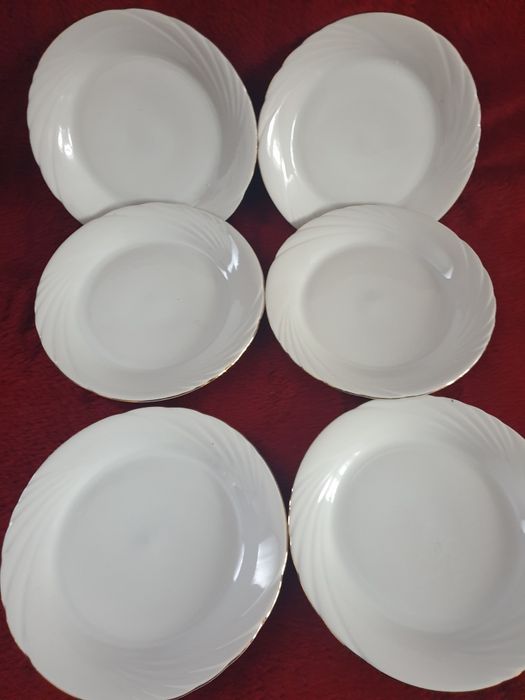 Чинии със златен кант.