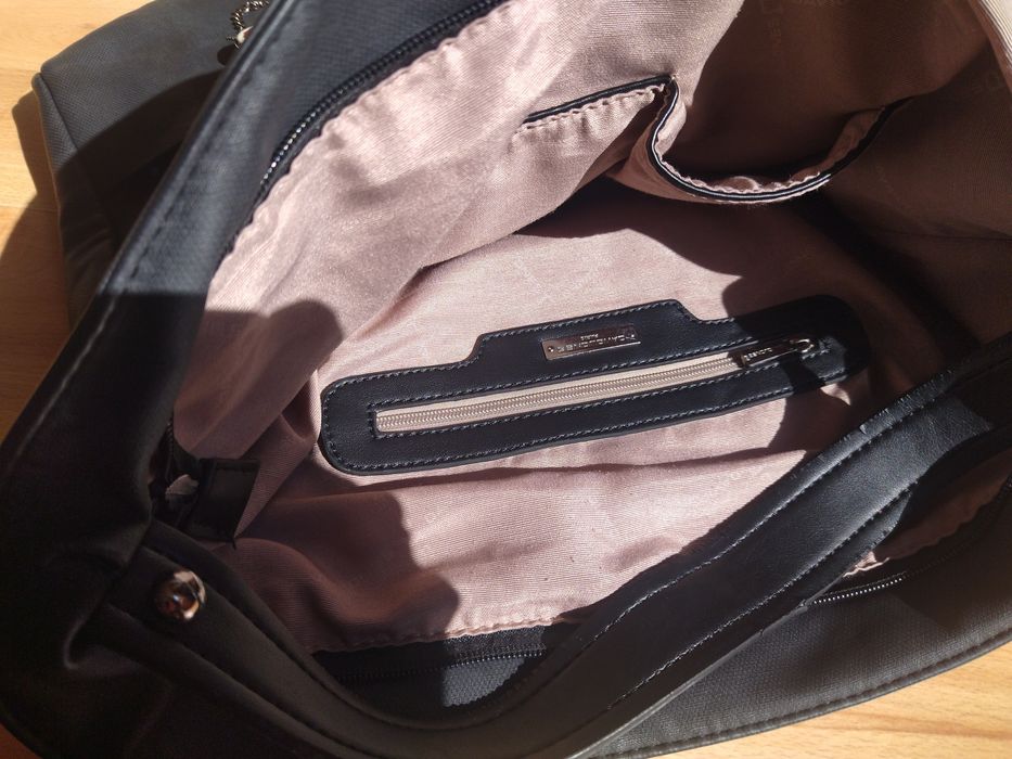 Много вместителна черна дамска чанта