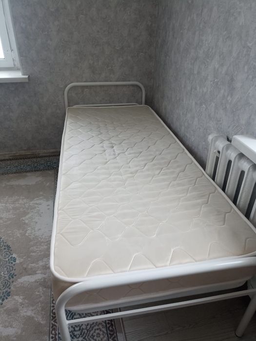 кровать с матрасом