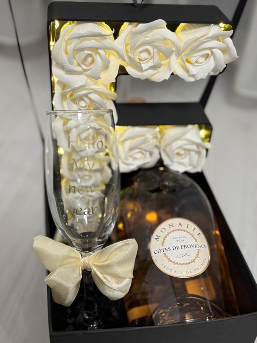 Светеща буква с рози