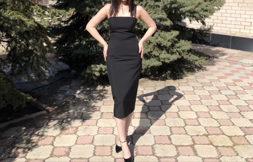 Продаю черное платье на тонких бретельках
