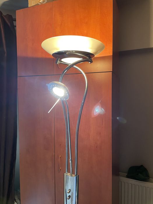 Lampa podea cu picior inalt