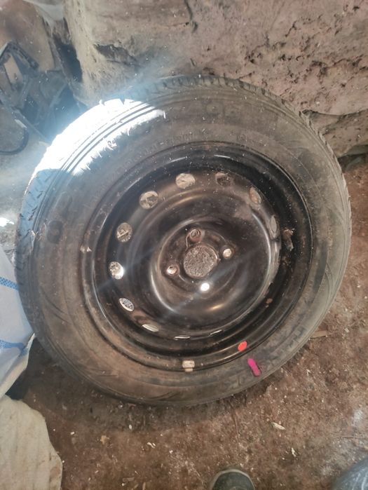 roata de masina  de 185 er si 14 cauciug este noua