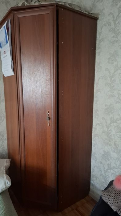 Угловой шкаф в комнату