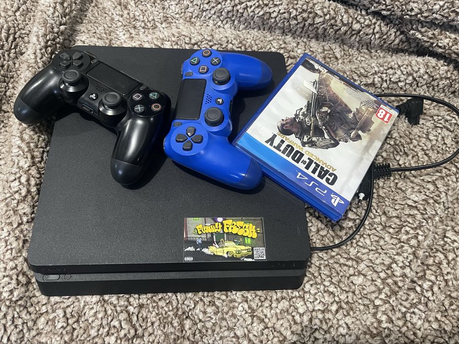 PlayStation 4 Slim 1TB + 2 Manete + Call of Duty