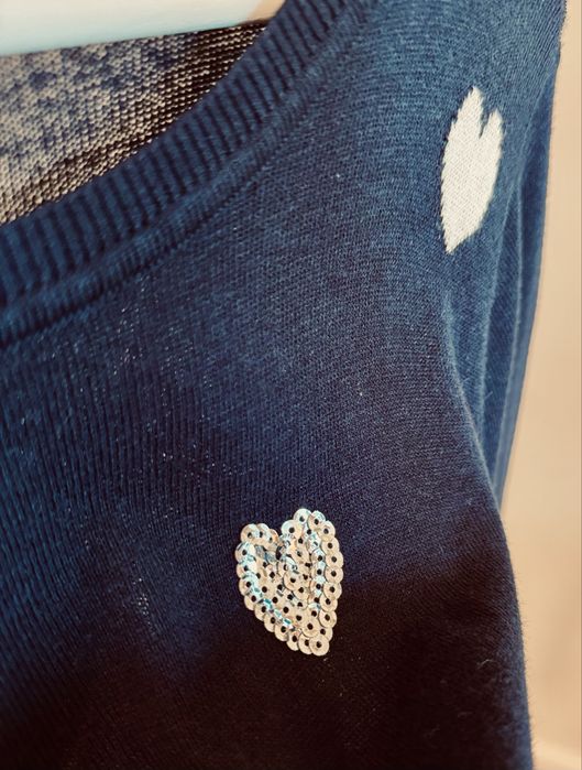 Рокля фино плетиво със сърца от пайети