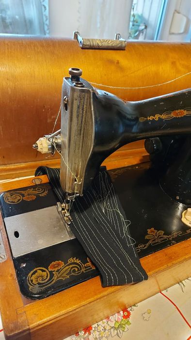 Vand mașina de cusut ruseasca