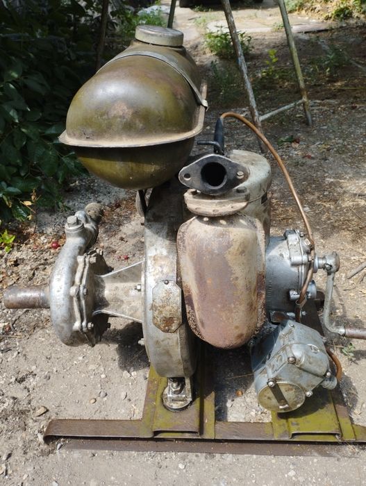 Продам бензиновую помпу