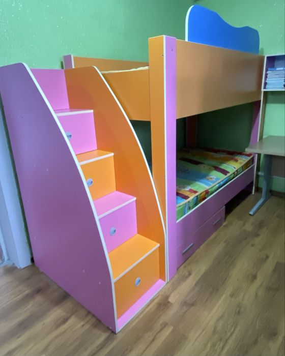 Продаю двухяростный кровать в хорошем состояние