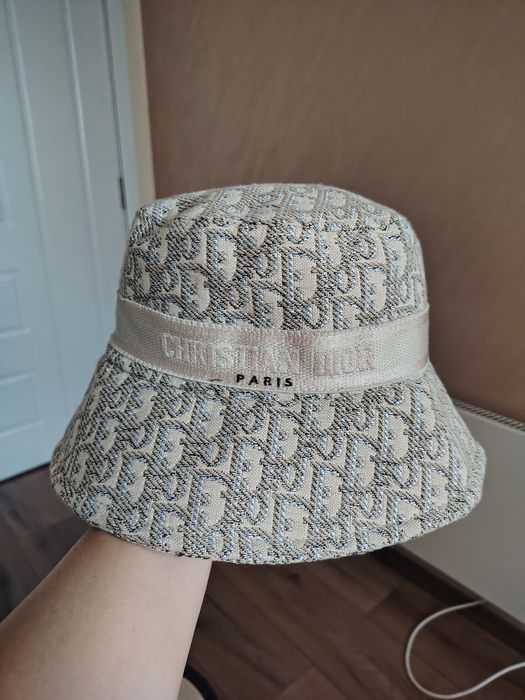 Нова лятна шапка Burberry
