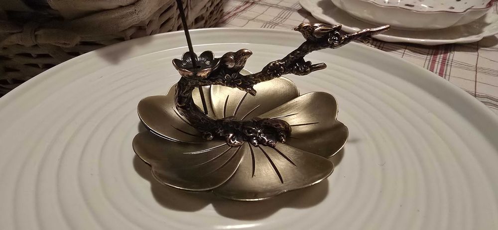 Метална изящна поставка за ароматни конуси, пръчки.