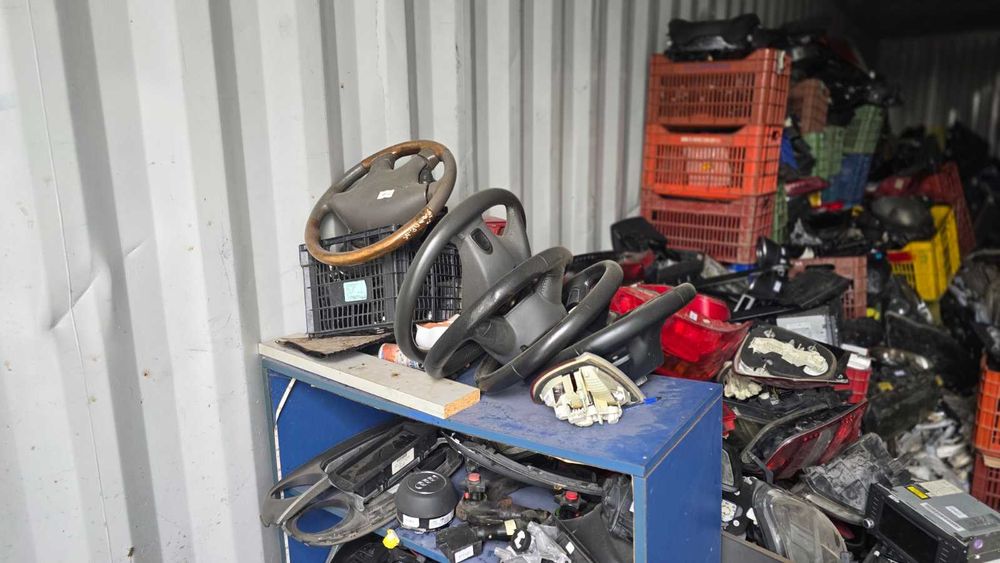 Съвкупност от автомобилни части.