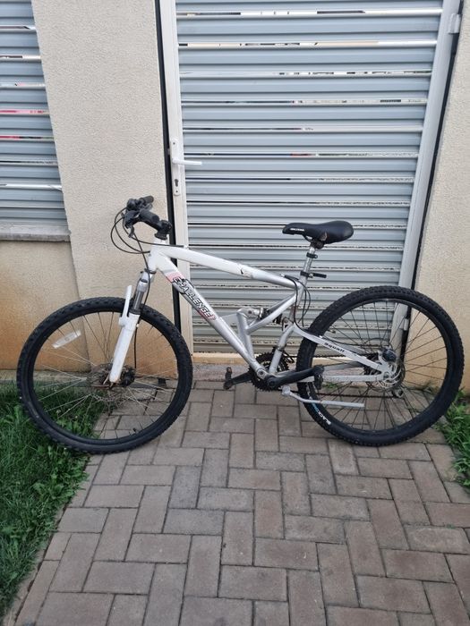 Bicicleta full suspension