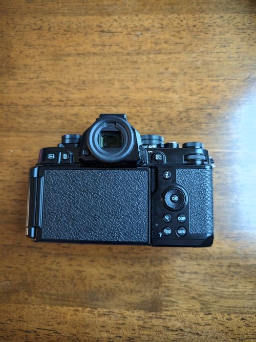 Продавам Nikon ZF с оставаща гаранция до 11.2026г.