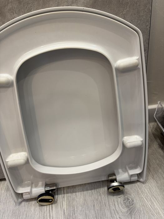 Унитаз подвесной с крышкой