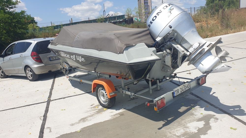 Vand barca cu motor Honda si peridoc ca nou.