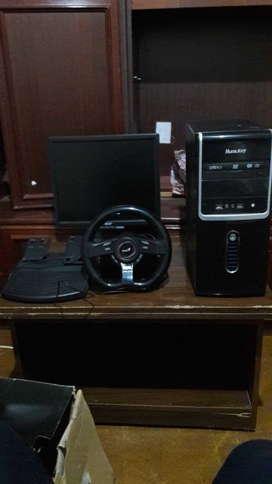 Продаётся компьютер пентиум  4ка с двумя рулями с педалями смотрите фо