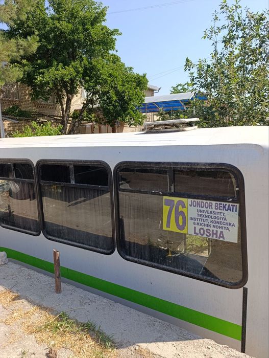 Автобус продаёт без рамы.