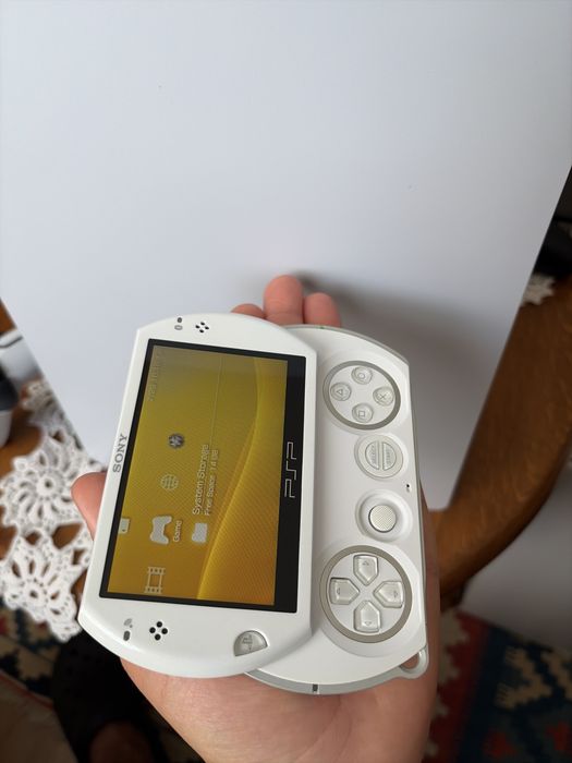 Sony PSP go 16 gb alb in cutie stare exemplara in cutie & accesorii