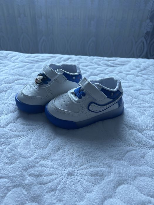 Adidasi cu beculete noi marimea 22