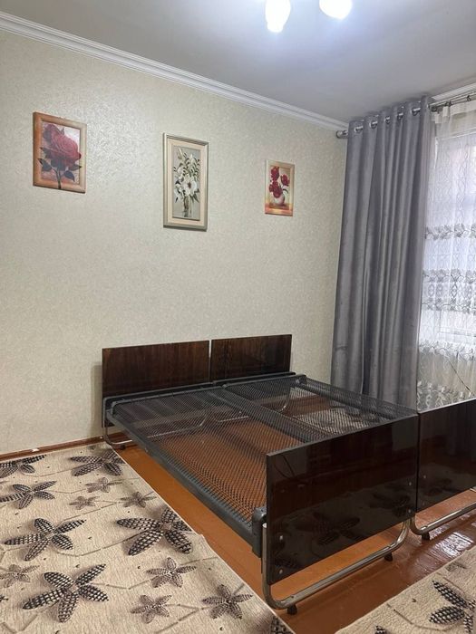 1 комнатная с мебелью и техникой в центре Чирчика (вдоль дороги)!