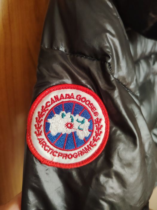 Vînd geacă  damă Canada Goose -marinea  M.  nouă !