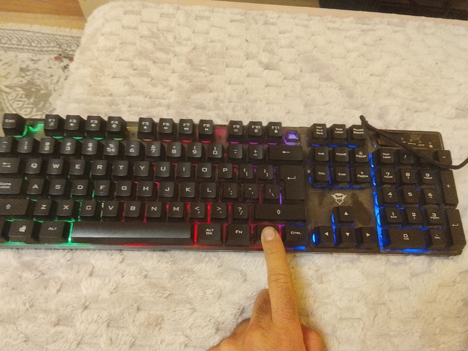 Продавам геимърска клаветура