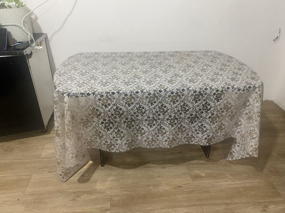 Стол обеденный в хорошем состоянии крепкий темнокоричневого цве темно