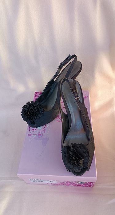 Елегантни дамски сандали от черен сатен на тънък ток, цена 9,71€/18,99