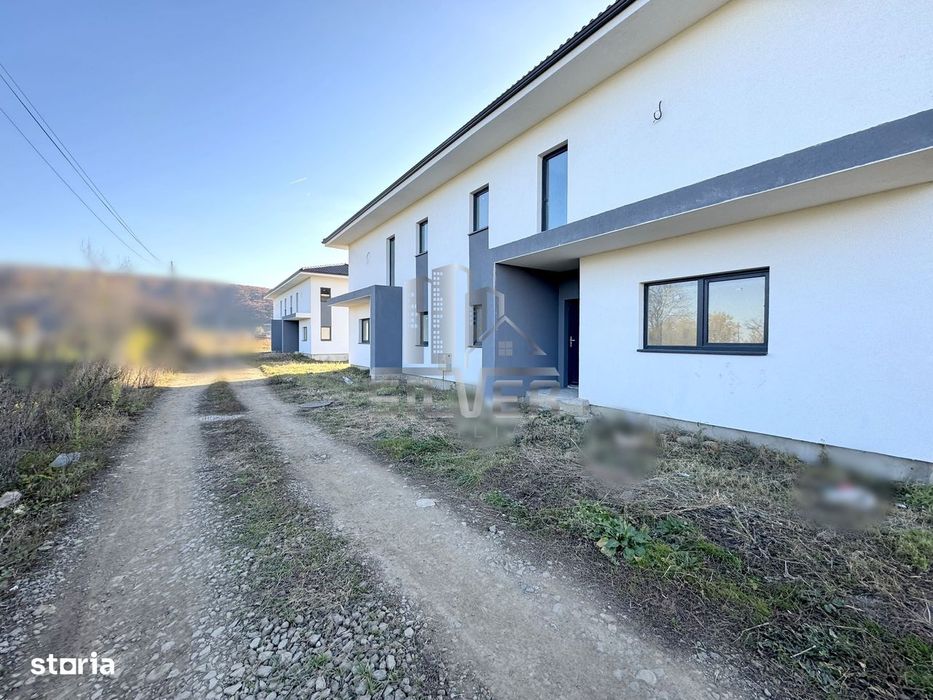 Case  tip duplex in zona centrala Gilau.