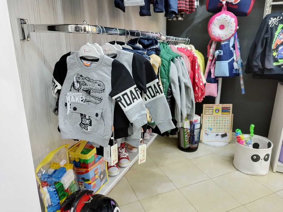 Оборудване от детски магазин – закачалки, щендери, профили, манекени