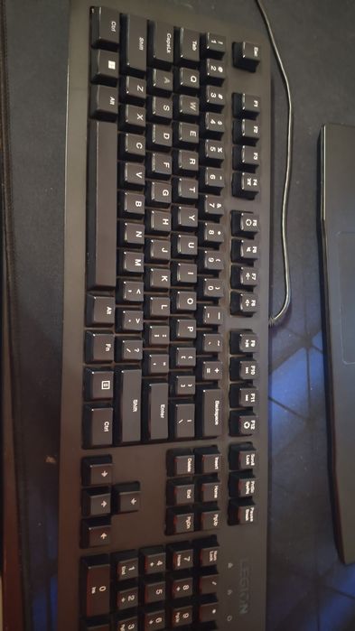 Vand tastatura ,mouse si casti cu fir
