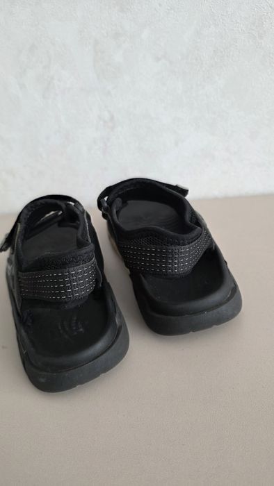 Продам сандалии для мальчика