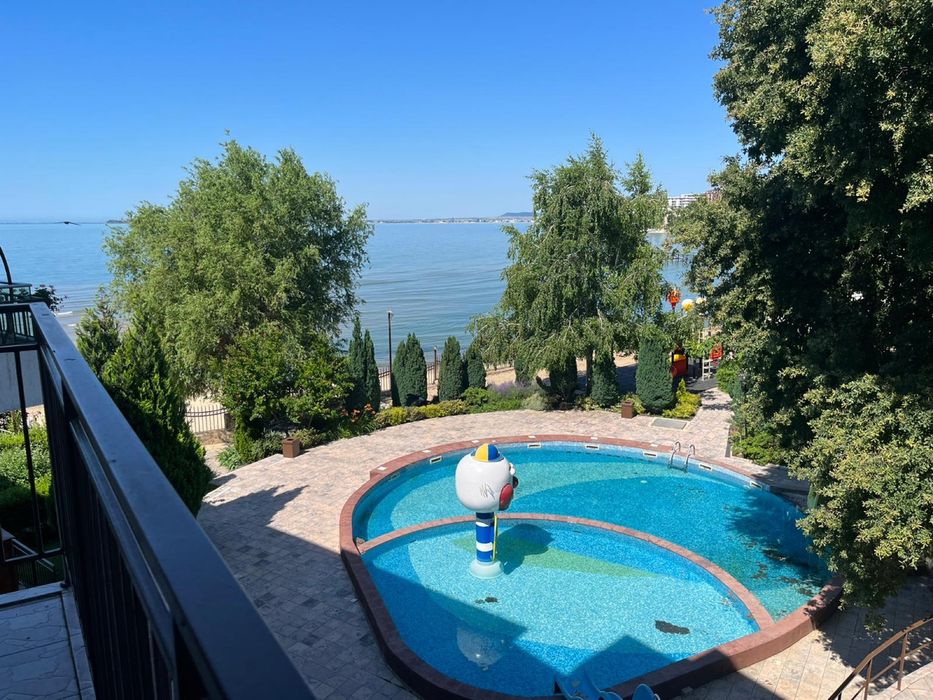 Продава се, 3-стаен, Св. Влас,  Елените, първа линия!