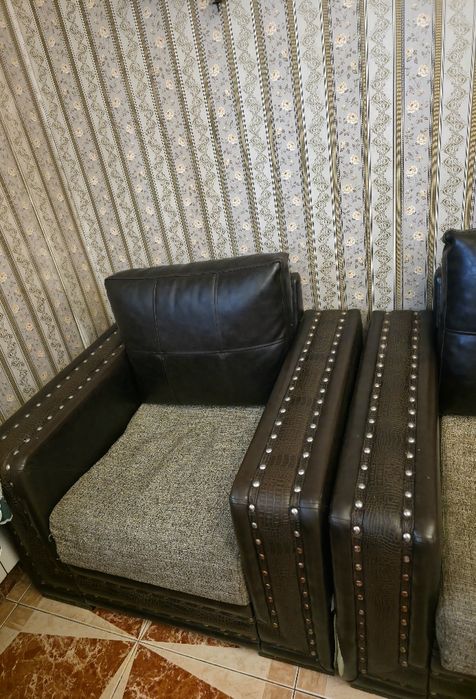 Vând set complet pentru living in stare foarte bună.