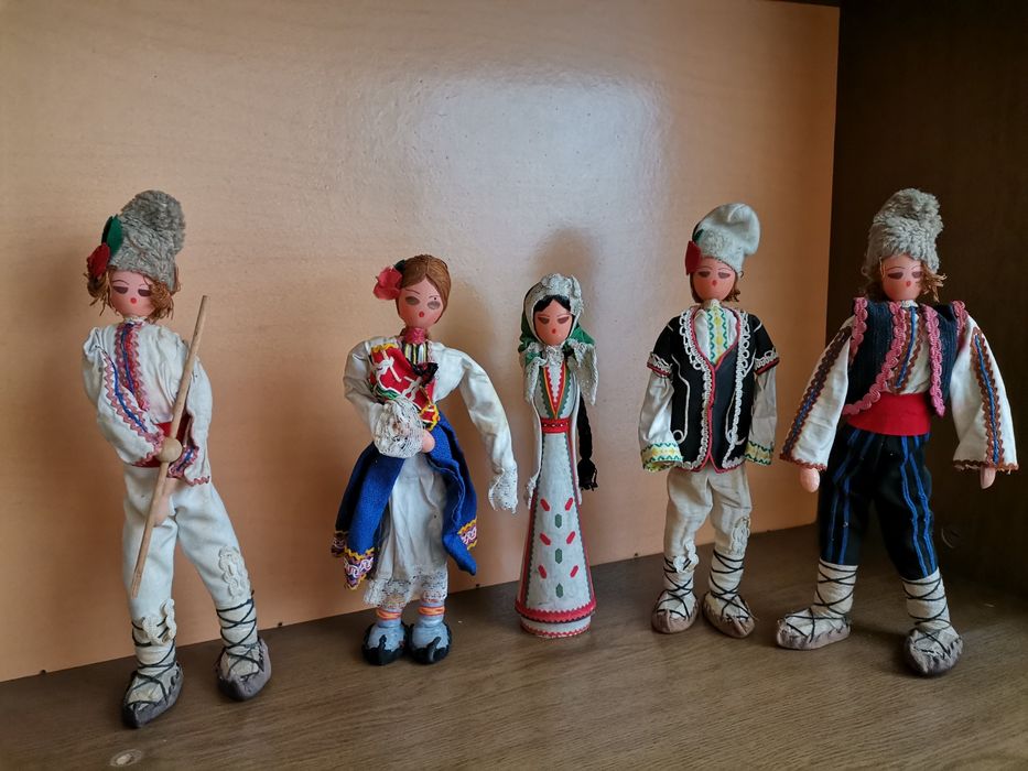 Дървени кукли с народна носия