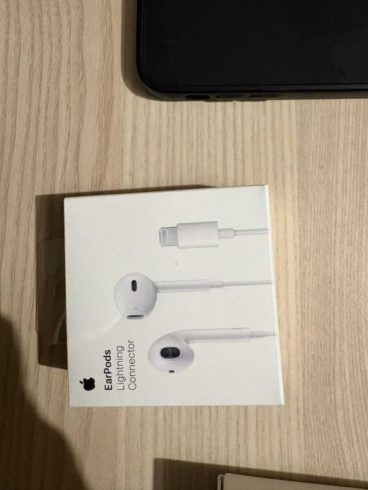 Iphone 11, negru, 64 GB ,inclus un incarcator ,o pereche casti, 4 huse