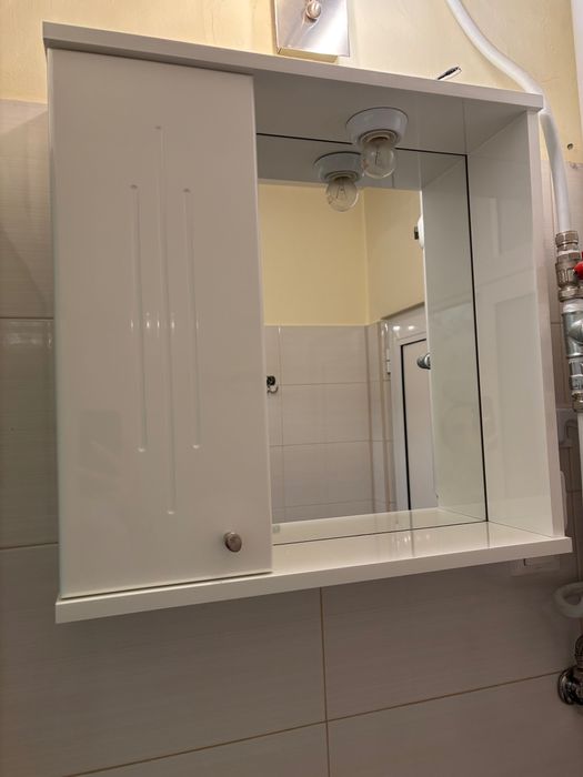 Горен шкаф за баня с огледало и осветление