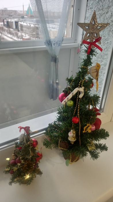 Продам настольные ёлочки вместе с игрушками