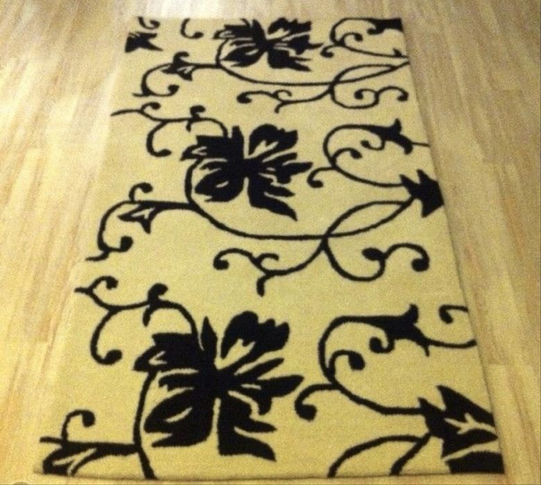 Голяма ракла за съхранение и Килим