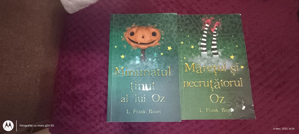 Vând pachet de 2 cărti.