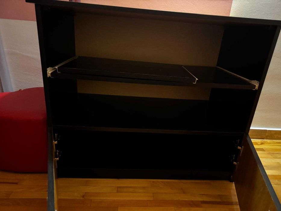 Comoda TV, stare buna, o polita extensibila si doua rafturi