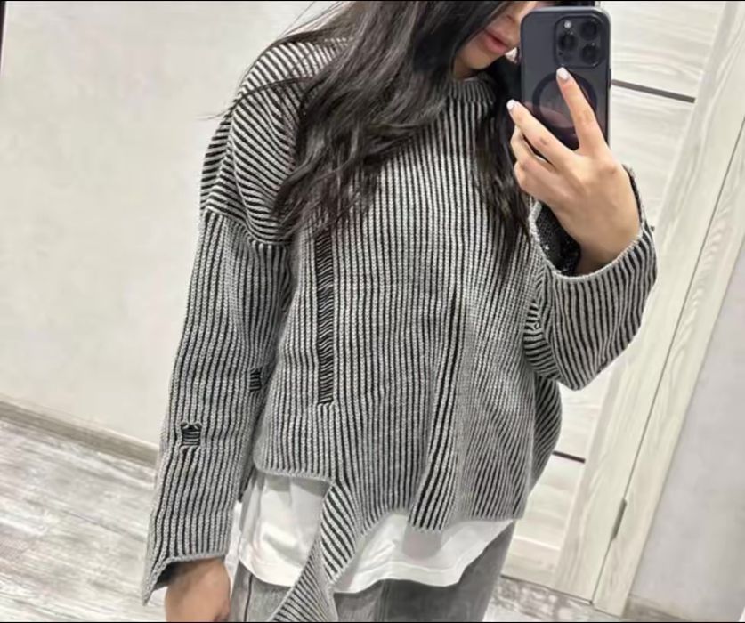 Свитер рваный серого цвета