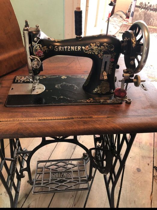 Vând grinzi vechi din 1830 ,Mașină de cusut gritzner și două candelabr