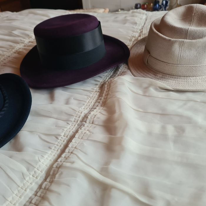 Vand trei pălării superbe pentru doamne