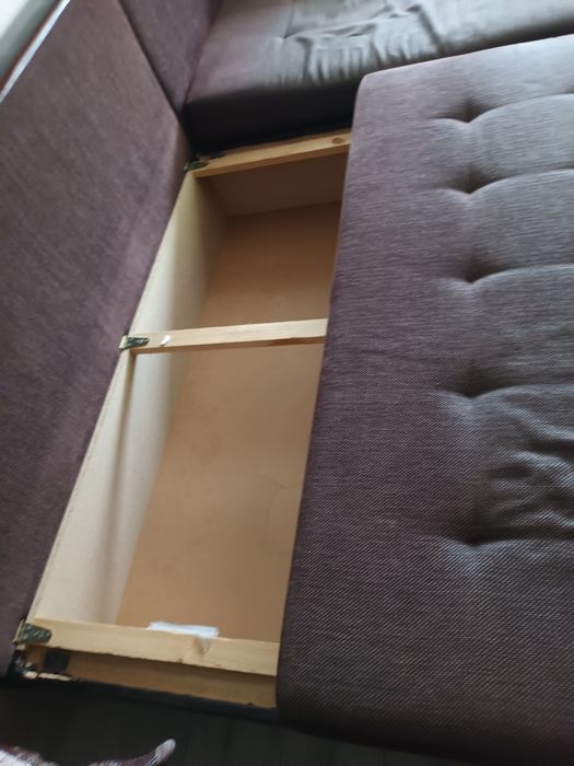 Разтегателен диван, хола маса и две табуретки